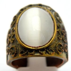 Beautiful Bronze cats eye stone ring from a Latvia estate size 6.75